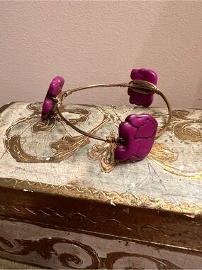 Gold-Tone Wire Bangle Bracelet with Magenta Dyed Howlite Elephants